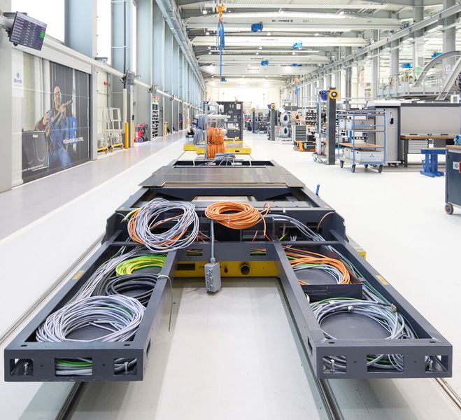 Die einzelnen Anlagenteile werden bei BHS Corrugated zusammengebaut und anschliessend zum Kunden transportiert – erst dort erfolgt die Endmontage.  (Bild: Helukabel)