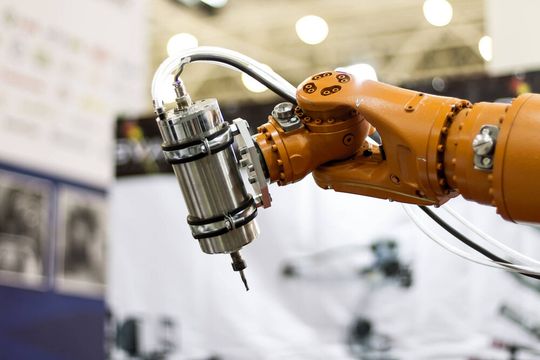 Liest man sich die Liste der Anforderungen durch, die an die Roboter der Zukunft gestellt werden, stellen nicht nur Experten schnell fest, dass diese mit herkömmlichen Werkstoffen und Fertigungsmethoden nur schwer zu erfüllen sind. Setzt man aber auf amorphe Metalle, kann es klappen. Liest man sich die Liste der Anforderungen durch, die an die Roboter der Zukunft gestellt werden, stellen nicht nur Experten schnell fest, dass diese mit herkömmlichen Werkstoffen und Fertigungsmethoden nur schwer zu erfüllen sind. Setzt man aber auf amorphe Metalle, kann es klappen.