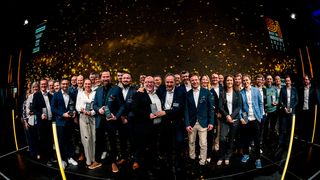 So sehen Sieger aus! Die Gewinner des Best of Industry Awards feiern die Auszeichnung. (Bild: MM Maschinenmarkt / Human)