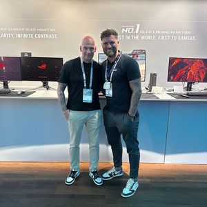 Marc Wirtz (api) und Andreas Bajohr (r., BAB) überbrücken die Zeit und schauen sich die Produkte an.(Bild:  Vogel IT-Medien GmbH)