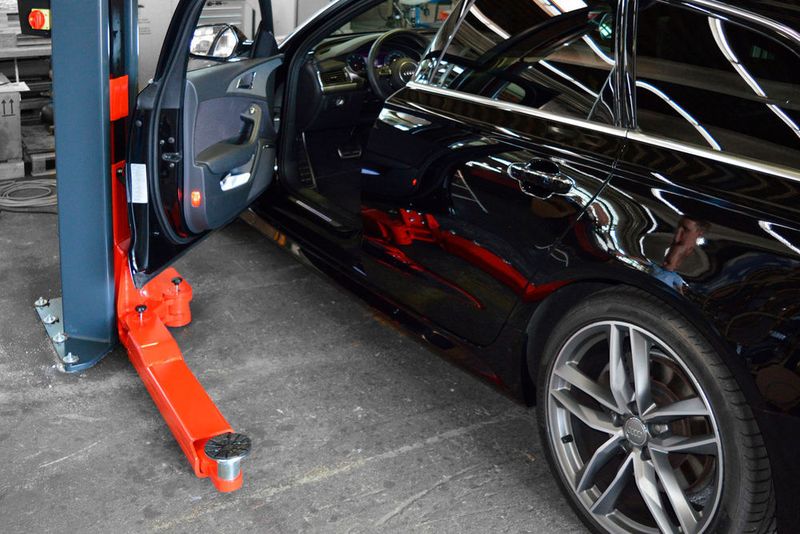 Die um 45 Grad gedrehte Säule erlaubt einen komfortablen Türöffnungswinkel. (Autopstenhoj)