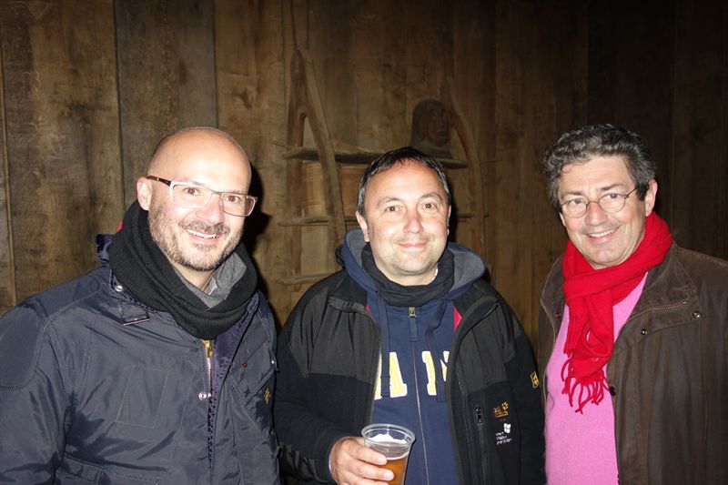 (v. l.) Bernd Stopper und Sven Thimm, Microsoft mit Wilfried Reiners, Rechtsanwalt lassen den Abend ruhig ausklingen (IT-BUSINESS)