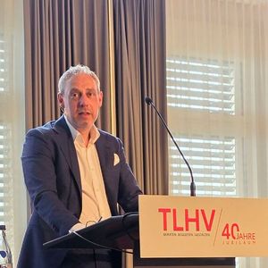 TLHV-Präsident Frank Levy begrüßte die teilnehmenden Händler und schilderte die aktuellen Herausforderungen. (Bild: Mauritz – VCG)