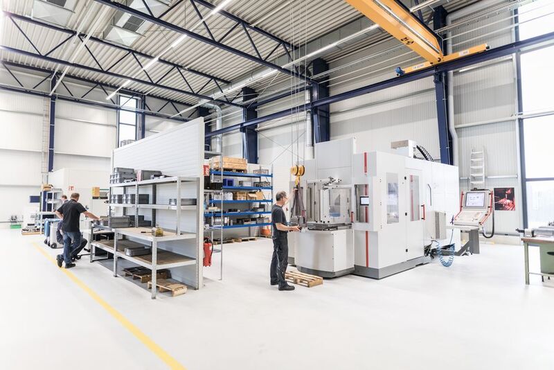 Das Hermle-Fertigungszentrum bei µ-Tec GmbH in Chemnitz besteht aus einem 5-Achs-CNC-Hochleistungs-Bearbeitungszentrum C 42 UP und einem PW 850 Palettenwechsler mit frontseitigem Rüstplatz  PW 850. (Hermle)