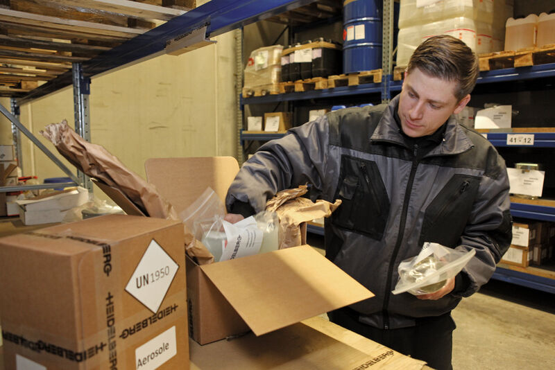 Logistiker kümmern sich um die Verpackung der Waren, die an Heidelberg geliefert werden müssen. (Bild: Heidelberger)