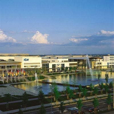 Der 12. Februar 1998, ein großer Tag in der Geschichte Münchens. Das größte Bauprojekt seit den Olympischen Spielen von 1972, die Neue Messe München, wird feierlich eröffnet. (Bild: Messe München)