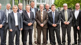 Die Gründungsveranstaltung der „openMDM Working Group“ fand am 11. Juli bei Audi in Ingolstadt statt. Teilnehmer (v. l.): Ralph Mueller (Eclipse), Walter Gold, Stefan Holz (beide Gigatronik GmbH), Hans-Jörg Kremer (Peak Solution), Ulrich Bleicher (BMW), Rainhard Hallermayer (ehem. BMW), Christoph Haas (science + computing), Hans-Georg Swolana (BMW), Hans Bothe (HighQSoft), Sven Wittig (Audi), Hans-Dirk Walter (Canoo), Gerwin Mathwig (Daimler) und Christian Krenner (Audi) (Foto: openMDM Working Group / Hans-Dirk Walter)