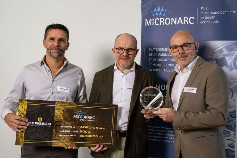 Olivier Gigandet, co-directeur de Bergeon SA (à g.) et Roland Hirschi, secrétaire général de Micronarc (à dr.) remettent le premier prix Micronac à Philippe Amez-Droz, directeur de Adronix Sàrl (Source : tripack.ch)