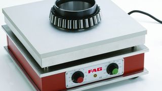 Der FAG-Heating-Ring ermöglicht in Verbindung mit der FAG-Heater-Plate-370C einen schnellen und einfachen Ein- und Ausbau von Wälzlagern. Bild: FIS (Archiv: Vogel Business Media)