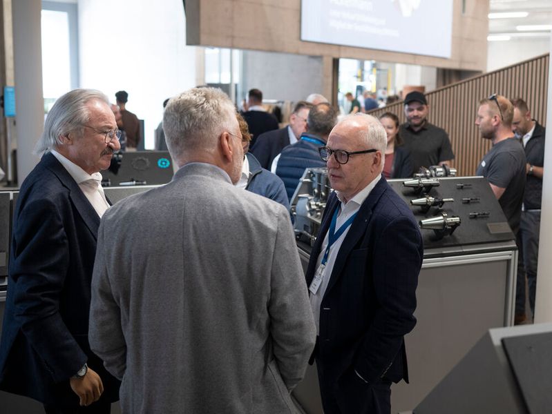 Urs W. Berner en échange avec les invités lors de la cérémonie d'inauguration. (Source : Urma SA)