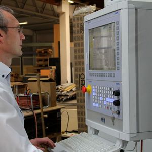 Jörg Schröder ruft das nächste Programm für den Pin-Tisch per Tastatur auf.