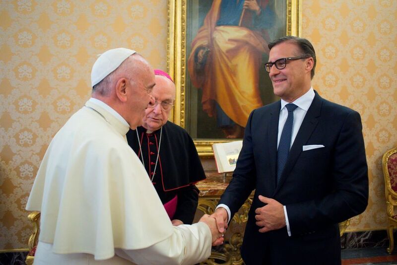 Osram-Vorstandschef Olaf Berlien mit Papst Franziskus. (Osram)