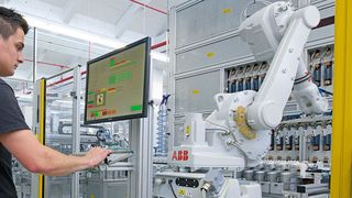 Hochautomatisiert und flexibel wird auf der Fertigungslinie ML2 die dreifache Anzahl Varianten von Sicherungsautomaten wie bisher produziert. (Johannes Vogt)