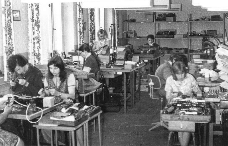 Ein Blick ins Archiv: Alte Zeitungsausschnitte dokumentieren die Entwicklung von VTQ und zeigen, wie das Unternehmen über die Jahre in der regionalen und fachlichen Öffentlichkeit wahrgenommen wurde. Die Sammlung macht sichtbar, dass Unternehmensgeschichte nicht nur aus Produkten, Kennzahlen und Meilensteinen besteht, sondern auch aus vielen kleinen Momentaufnahmen. (Bild: VTQ Videotronik GmbH)