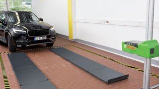 Erste Scheinwerferprüfungen mit dem LTB100 gemäß neuer Richtlinien. (Foto: Bosch)