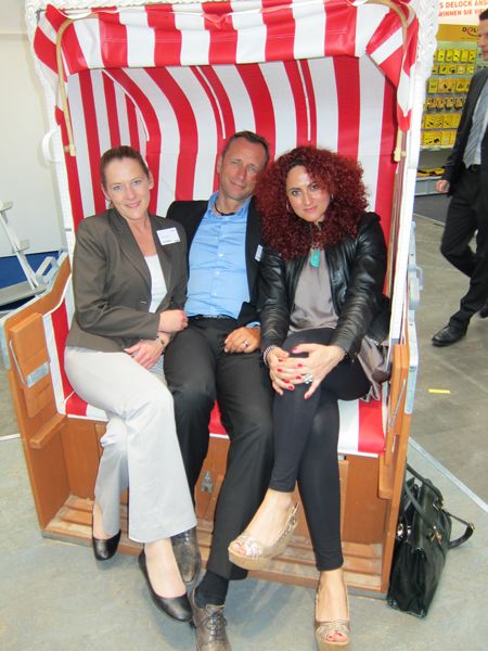 Der Hahn im Korb: Klaus Schäfer, ALSO, lässt es sich mit Bianka Brügger, PNY, und Besa Agaj, IT-BUSINESS. gut gehen. (IT-BUSINESS)