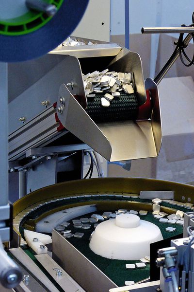 Die für die Lohnverpackung bei SWS angelieferten Teile werden in einer Vibrationsrinne zwischengelagert beziehungsweise gefördert und gelangen von dort in eine Vereinzelungswendel, um die Teile zu separieren. (Bild: Kuhn)