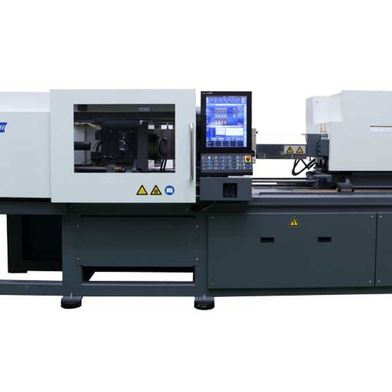 Eine vollelektrische Spritzgießmaschine der Serie EC100SXIII produziert auf der Fakuma im Live-Betrieb eine Visitenkartenbox aus Polypropylen. (Bild: Shibaura Machine LWB)