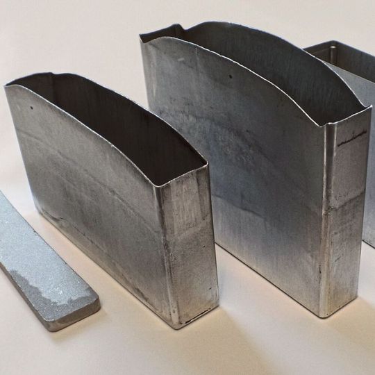 Besonders produktiv: Mit Fliesspressen lassen sich bis zu fünfmal mehr Batterie­zellen pro Minute  herstellen als durch  Tiefziehen.(Bild:  Schuler)