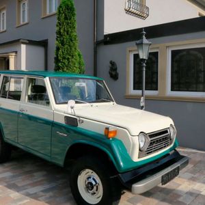 Ein wenig blaues Blut zum Abschluss: Erstbesitzer dieses Toyota Land Cruiser FJ55 war Prinz Max Emanuel von Thurn und Taxis. Der Geländewagen wurde komplett restauriert und ist für 47.500 Euro inseriert.(Bild:  Mobile.de)