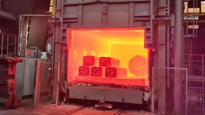 Ziel des Projektes „H2-HotRoll“ ist es, kontinuierlich betriebene Wiedererwärmungsöfen auf Wasserstoff umzustellen.(Bild:  DEW)