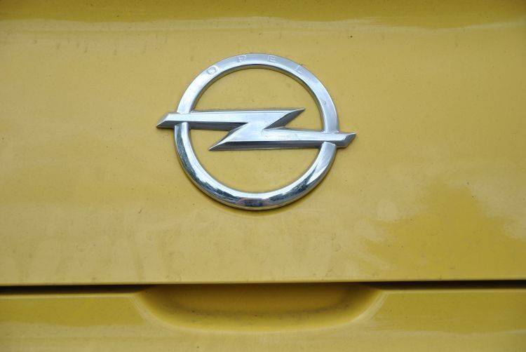 Sinnlose Spielerei: Der Öffner (Mircotaster) für die Heckklappe verbirgt sich statt in der Griffmulde der Heckklappe im Opel-Emblem, das kippbar gelagert ist. Die Folge: Sobald das Heck schmutzig ist, ist es der Daumer des Adam-Fahrers auch! (Foto: Dominsky)