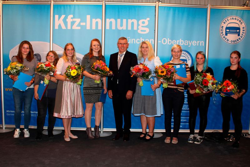 Über insgesamt acht frischgebackene Kfz-Mechatronikerinnen freute sich Obermeister Johann Bader. (Bild: Innung)