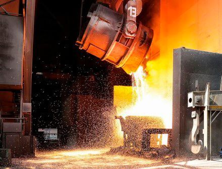 Thyssenkrupp will in Duisburg im laufenden Betrieb untersuchen, wie sich Kohle, die bisher bei der Roheisenherstellung genutzt wurde, durch Wasserstoff ersetzen lässt, damit CO2-Emissionen vermieden werden.(Bild:  Thyssenkrupp)