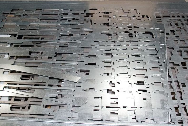 Blick in die Fertigung der Omega Blechbearbeitung AG. (Bild: Omega)