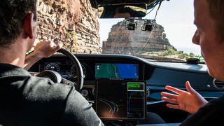 Während das Tesla Modell S zu stark dazu verleitet, sich auf Abstandstempomat und Spurhalteassistent zu verlassen, setzt Mercedes wie die meisten anderen Marken auf eine ausgewogene Balance. (Daimler)
