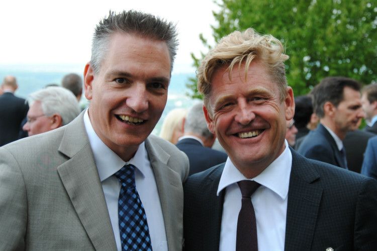 Gut gelaunt: Wolfgang Michel, Chefredakteur »kfz-betrieb«, und Audi-Vertriebsleiter Wayne Griffiths (re.). (Foto: Zietz)