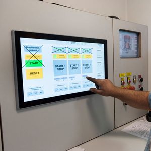 Die Visualisierung im Leitstand des Splittwerks in Iffezheim basiert auf einem modernen Touchpanel mit kapazitiver Multitouch-Technologie.(Bild:  Peter Obenaus/ Eaton)