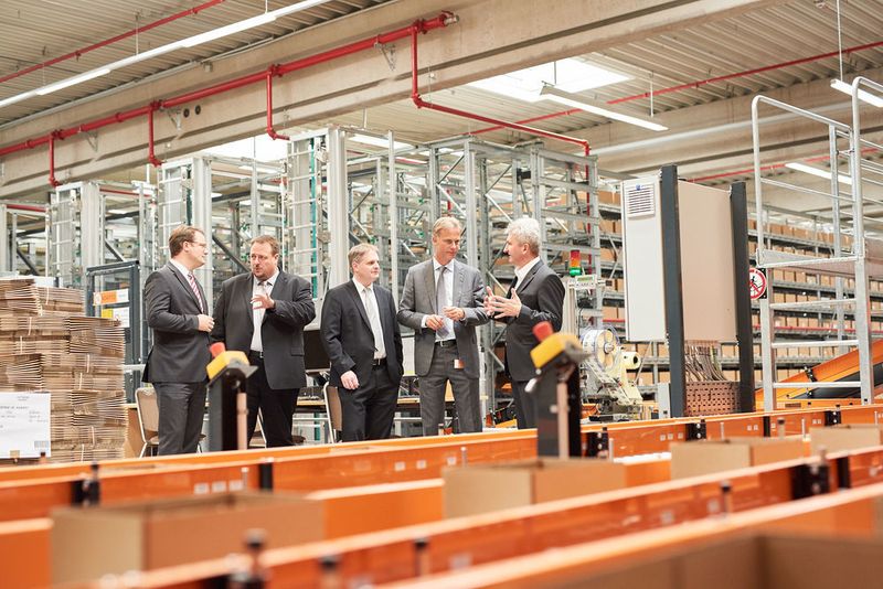 v.l.: Christoph von Rosenberg, Vorstand ifm stiftung & co.kg, Daniel Wunder, Abteilungsleiter Logistik ifm electronic gmbh, Ralf Witzel, Landtagsabgeordneter NRW, Michael Marhofer, Vorstandsvorsitzender ifm stiftung & co.kg, Prof. Dr. Andreas Pinkwart, Wirtschaftsminister NRW. (IFM)