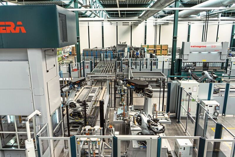 Sorgt für einen hohen Teileausstoß: Das flexible Metallverarbeitungssystem (FMS) von Salvagnini erstreckt sich fast über die ganze Produktionshalle 2 der Pyropac AG. (Salvagnini)