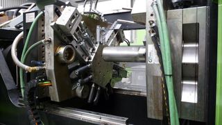 Mittels Holmlos-Technik können die Werkzeugaufspannplatten victory-Maschinen bis an
den Rand und darüber hinaus genutzt werden. Das Bild zeigt die Produktion von Fahrradgriffen.  (Bild: Engel)