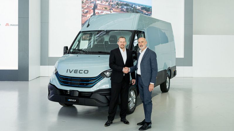 Daniel Schönfelder (l.), President des Unternehmensbereichs Catalysts bei BASF und verantwortlich für das Batteriematerial- und Batterierecyclinggeschäft, und Francesco Donato, Head of Procurement bei der Iveco Group. (Bild:  BASF SE)