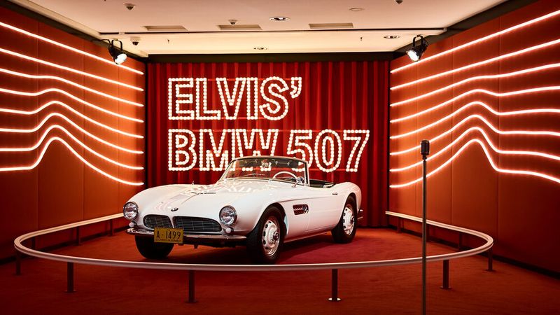 Rock 'n' Roll-Legende Elvis Presley fuhr als GI in Germany einst diesen 507 Roadster. Als seine Zeit bei der Army 1960 zu Ende geht, nimmt der King of Rock 'n' Roll den roten Sportwagen mit zurück in seine Heimat. Kurz darauf bietet ein Chrysler-Händler in New York das Fahrzeug als „Elvis Car“ zum Verkauf an und veräußert den roten BMW 507 für 3.500 US-Dollar an Tommy Charles. Der Radio-DJ und Hot-Rod-Hobbyfahrer rüstete ihn mit einem Chevy-V8, Borg-Warner-Getriebe und einer Chevy-Hinterachse aus. 1968 landet der Wagen nach zwei weiteren Besitzerwechseln schließlich bei einem kalifornischen Luftfahrtingenieur, Jack Castor, der ihn jedoch nur sporadisch fährt und ihn ab circa 1974 einlagern ließ. (Bild: BMW)