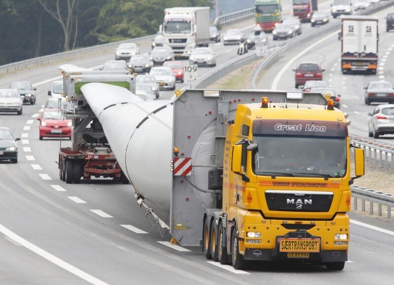 Der erste Prototyp der Weltrekord-Windturbine auf dem Weg durch Dänemark, bei Aufbau und Tests (Siemens)