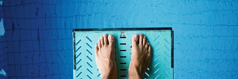 Beim Synchronspringen müssen die Sprungbretter der Athleten auf exakt die gleiche Höhe gefahren werden. Das Wassersportzentrum Leipzig setzt dazu Seilzugwegsensoren ein. Beim Synchronspringen müssen die Sprungbretter der Athleten auf exakt die gleiche Höhe gefahren werden. Das Wassersportzentrum Leipzig setzt dazu Seilzugwegsensoren ein.