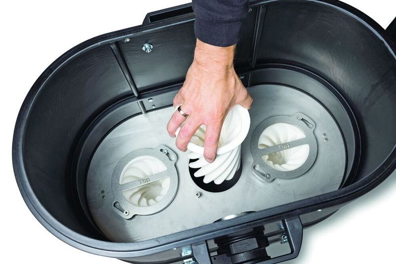 Die temperaturfesten Patronenfilter im Einsatz bei einem Hygienesauger in einer Molkerei. (Bild: Ruwac)