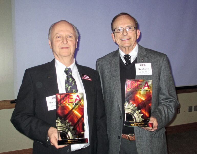 Stolz halten Dr. Ron Stordahl (li.) und Mark Larson eine Auszeichnung der Universität von Minnesota in den Händen: Das Institute for Diversity, Equity and Advocacy (IDEA) zeichnet ehem. Absolventen der Universität für ihr Lebenswerk aus. (Digi-Key)
