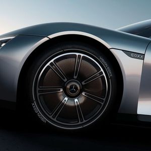 Neben der optimierten Aerodynamik trägt eine neuartige Batterie zur vierstelligen Reichweite des EQXX bei.(Bild:  Mercedes-Benz)