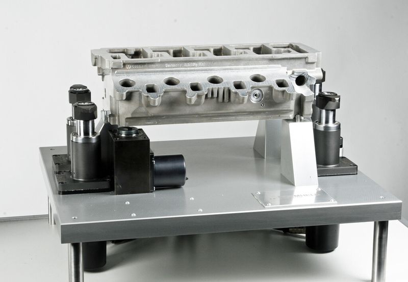 Als Einsatzbeispiel für elektromechanische Spannelemente der E-TEC-Serie zeigt Roemheld am Stand eine mit hydraulikfreien Komponenten gespannte Zylinderkopfvorrrichtung. (Bild: Roemheld)