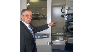 Johannes Respondek, Geschäftsführer der Generalvertretung WMS Werkzeugmaschinen Service und Vertriebs GmbH: „Unsere zyklengesteuerte Drehmaschine TUR 1350 MN verfügt über eine leistungsstarke Fräseinheit mit Y-Achse.“ Bild: Kuttkat (Archiv: Vogel Business Media)