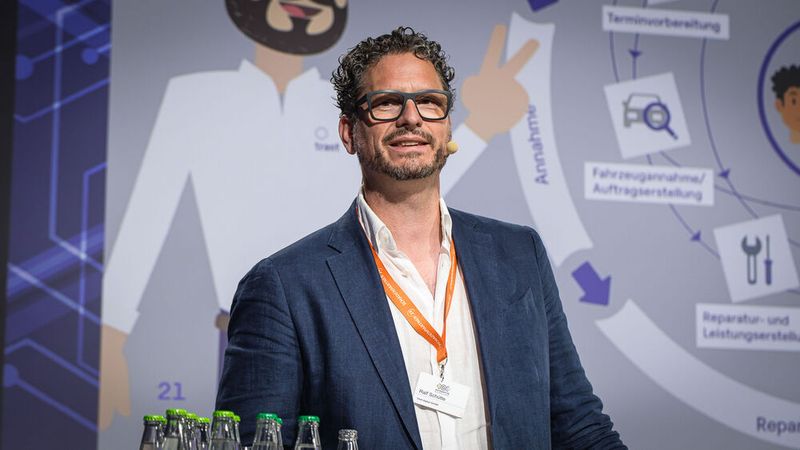 Den Nachmittag eröffnete Ralf Schütte, Geschäftsführer der Beratung Trast Digital mit einer spannenden Keynote zum Thema Customer Experience im Wandel der Zeit. (Bild: Stefan Bausewein)