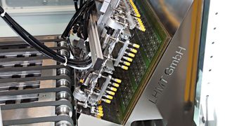 Statt eines Roboters kann auch ein Achssystem die Leiterplatten sicher auf der Rollerbahn ablegen. Die gelben NBR-ESD-Sauger schützen zuverlässig vor Schäden durch elektrostatische Entladung. (J. Schmalz GmbH)