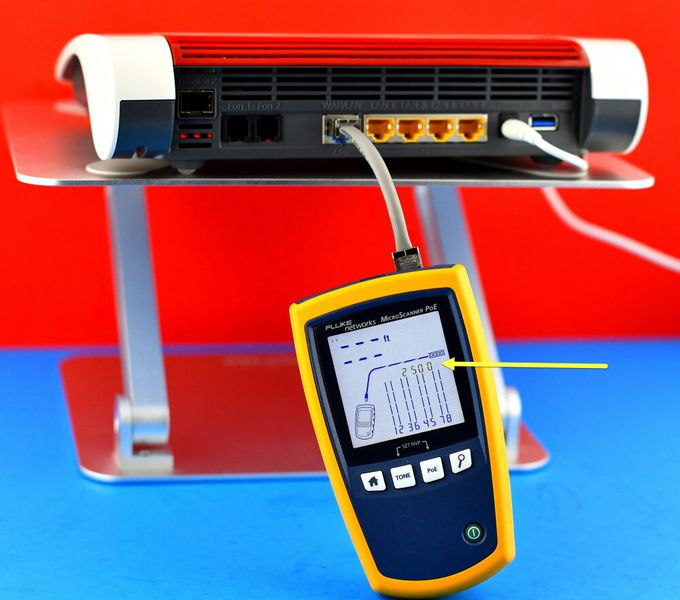 AVM Fritzbox 5590 Fiber mit Fluke-Messgerät am 2.500-MBit/s-LAN-WAN-Port. (Bild: Harald Karcher)