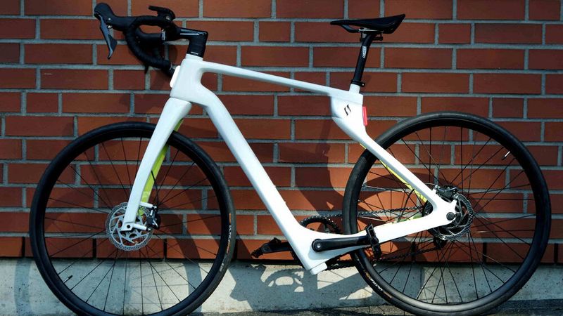 Sonderlich filigran wirkt des E-Rennrad nicht. (Bild: sp-x / Mario Hommen)