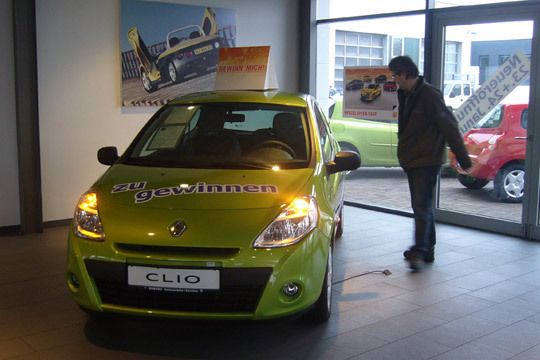 Am Eröffnungswochenende wurde ein neuer Renault Clio verlost. (Archiv: Vogel Business Media)