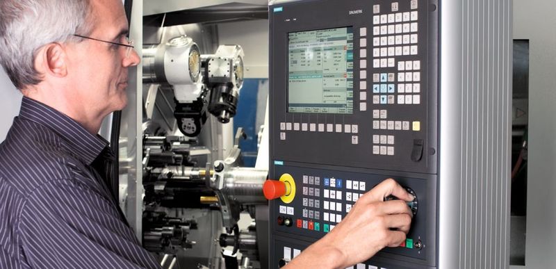 Bild 3: Beim Mehrkantschlagen gilt es Schnittkraft- und damit Drehzahlschwankungen schnellstmöglich auszuregeln. Mit der Sinumerik 840D sl kann man im sogenannten DSC-Betrieb Störungen mit einer sehr kurzen Taktung im Umrichter ausregeln.  (Bild: Siemens)